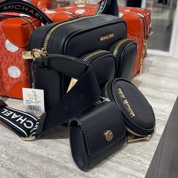 Michael Kors Jet Set Md Leather Crossbody Bag Case for Apple Airpods Pro®
Black - Picture 6 of 16